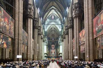 Interno del Duomo di Milano durante la messa