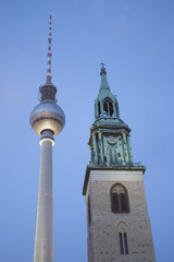 Fototapeta na wymiar Fernsehturm und Kirchturm der St. Marienkirche in Berlin, Deutsc