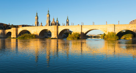 Fototapeta premium antique stone bridge in sunny morning. Zaragoza