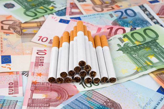 Gruppo di sigarette con banconote