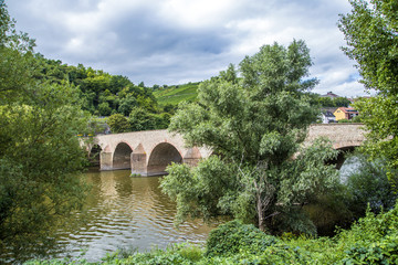 Fototapeta na wymiar old roman bridge spanning the river Nahe