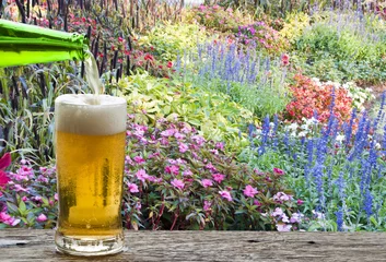 Crédence de cuisine en verre imprimé Bar Enjoy beer in colorful flower garden.