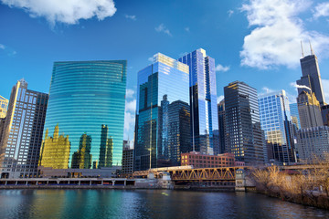 Naklejka premium Chicago Loop skyline i Chicago River, IL, Stany Zjednoczone