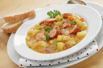 Kartoffelsuppe mit Mettwurst