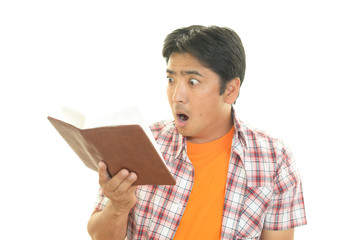 驚いた表情の男性