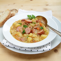 Kartoffelsuppe mit Mettwurst