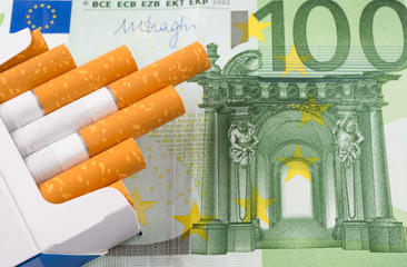 Sigarette con banconota