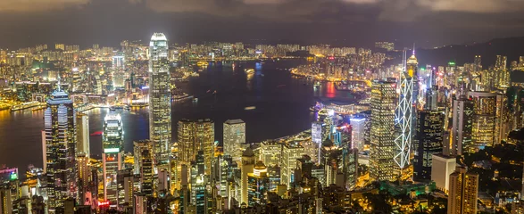 Gordijnen De skyline van Hong Kong vanaf The Peak © AlexQ