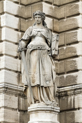 Obraz premium Sculpture of a woman with a book and a sword in Vienna
