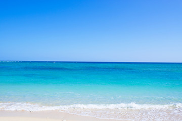 沖縄の海・水平線と青空