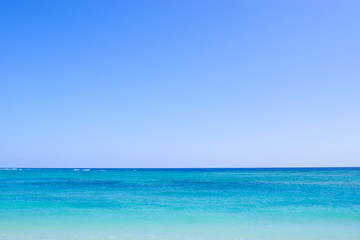 Fototapeta na wymiar 沖縄の海・水平線と青空