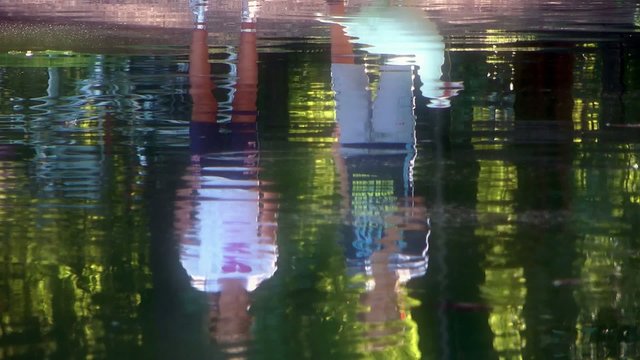 bambini al parco, riflessi in acqua