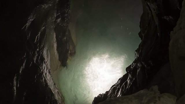acqua cascata luce risflessa grotta
