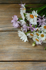Obraz premium Beautiful daisies on a wooden background