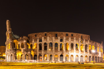 Fototapeta na wymiar Night view of colosseum in Rome