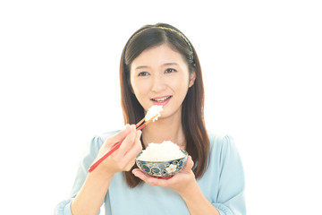 ご飯を食べる女性