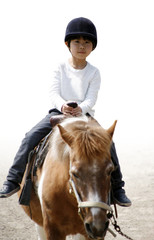 乗馬する男の子