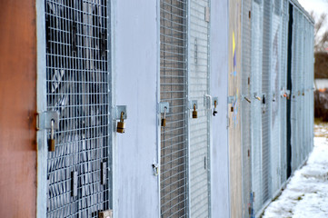 Spinde mit Gittertüren im Freien