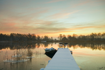 Przystań rzeczna w zimowej scenerii © Mike Mareen