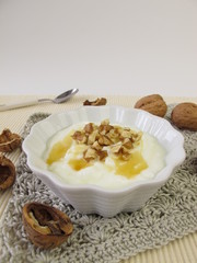 Joghurt mit Honig und Walnüssen