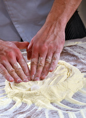 Preparando la masa para la pizza y el pan.