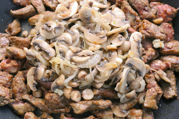 beef liver bits with champignons and onion