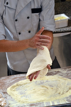 Preparando la masa para la pizza y el pan.