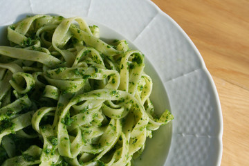 pasta al pesto di rucola su piatto