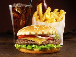 Cheeseburger mit Pommes Frites und Cola