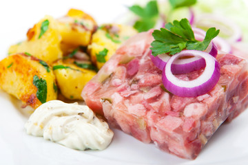 Sülze mit Bratkartoffeln
