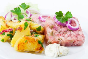 Sülze mit Bratkartoffeln