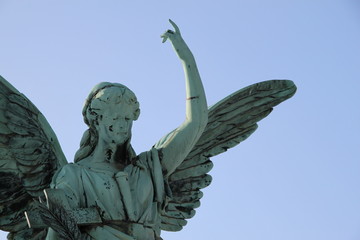 Fototapeta na wymiar Portrait Engel unter blauem Himmel