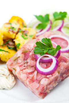 S&uuml;lze mit Bratkartoffeln