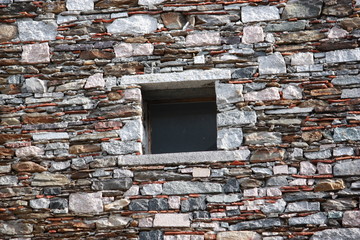 Fenster - Natursteinmauer