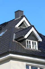Giebelgaube unter Dachgiebel