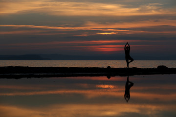 yoga e meditazione al tramonto