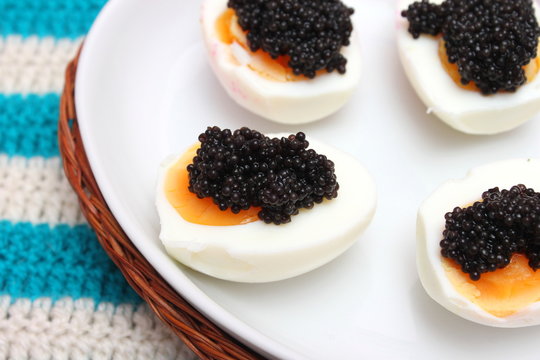 Eier mit Kaviar