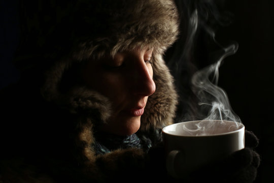riscaldarsi con bevanda calda per il freddo