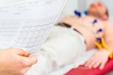 Patient bei EKG in Arztpraxis