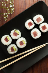 maki sushi with raw tuna