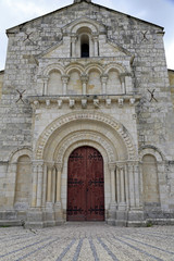 Fototapeta premium Portal Kirche Saint-Jean-d'Étampes im Weinanbaugebiet La Brède, Frankreich 