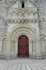Fototapeta na wymiar Portal Kirche Saint-Jean-d'Étampes im Weinanbaugebiet La Brède