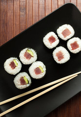 maki sushi with raw tuna