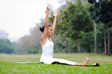 Fototapeta na wymiar Beautiful woman practicing yoga in the park