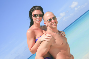Fototapeta premium A beautiful couple on a tropical beach cuba