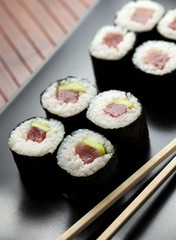 maki sushi with raw tuna