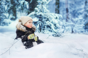 Fototapeta na wymiar boy in the winter forest