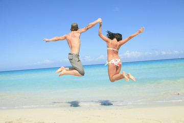 Obraz premium A beautiful couple on a tropical beach cuba