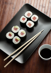 maki sushi with raw tuna
