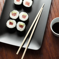 maki sushi with raw tuna